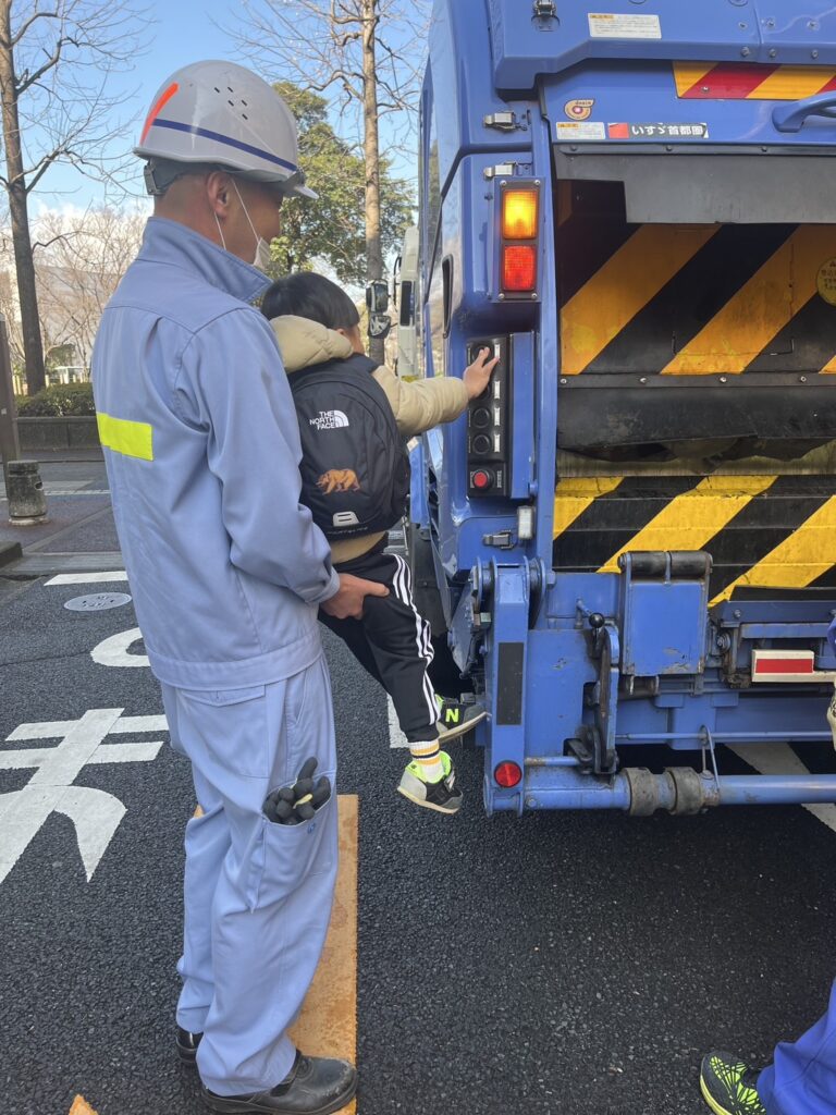 ゴミ収集車のボタン体験